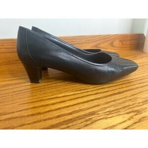 Easy Spirit Black Classic Pump 2-inch heel Genuine Leather Upper
